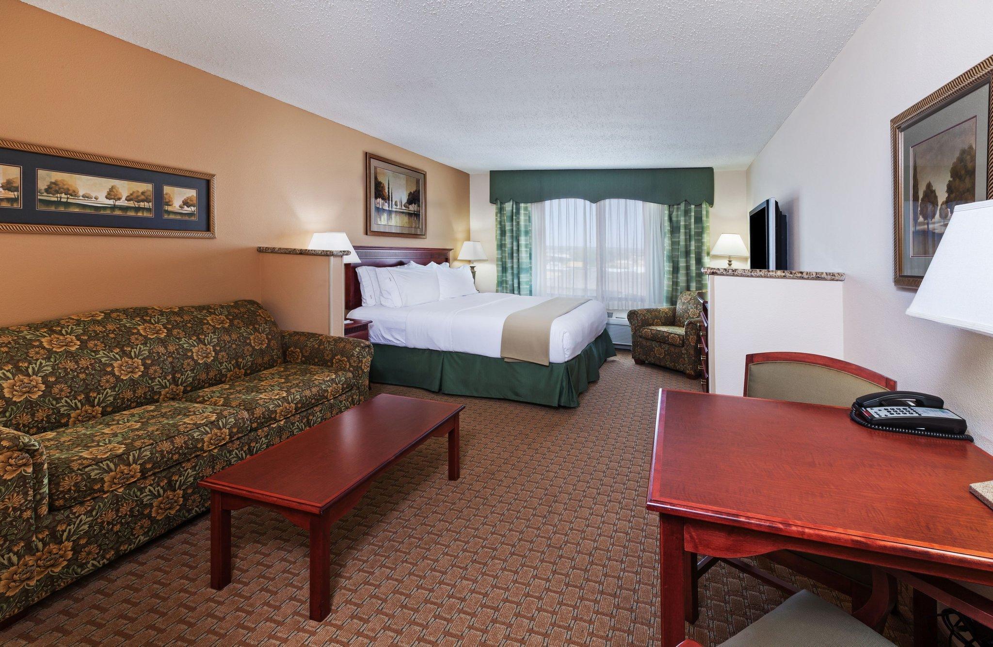 Holiday Inn Express & Suites Selma By Ihg Exterior photo