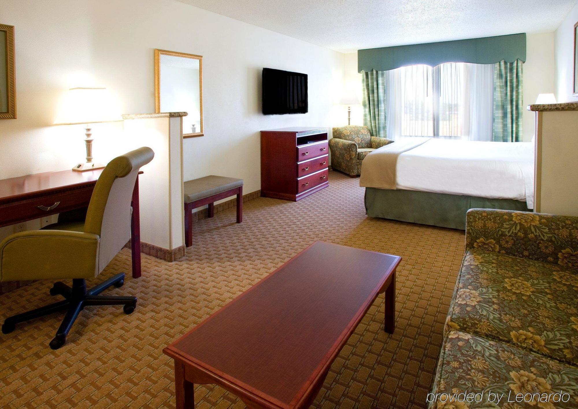 Holiday Inn Express & Suites Selma By Ihg Room photo
