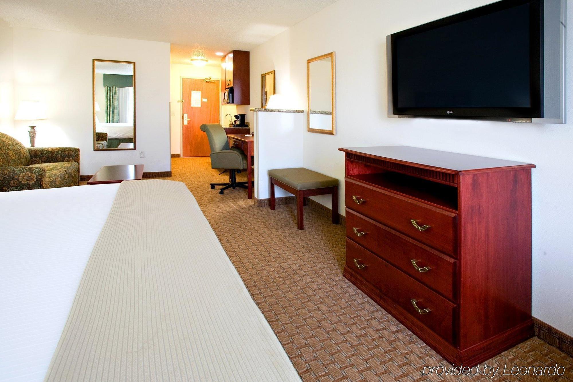 Holiday Inn Express & Suites Selma By Ihg Room photo