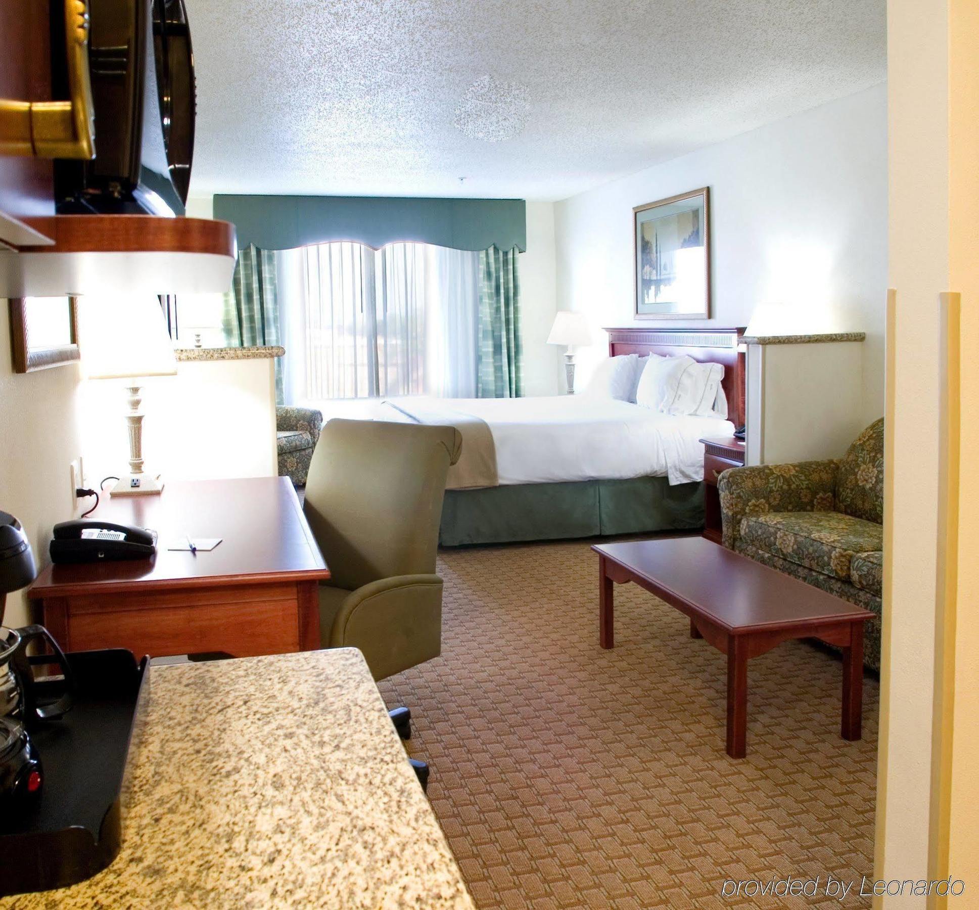 Holiday Inn Express & Suites Selma By Ihg Room photo